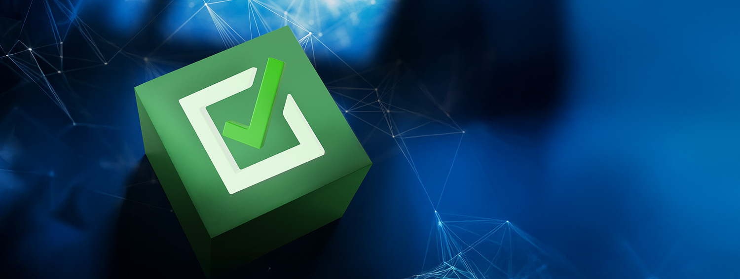 Grüner Würfel mit Checkbox – symbolisiert Bestätigung und erfolgreiche Prüfung.